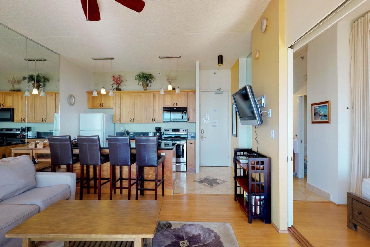The Banyan Condos Honolulu Room photo